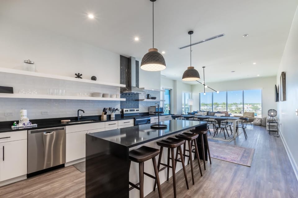 Elegant 4 BR Luxury Condo with Rooftop Pool Next to the Hangout House in West Beach