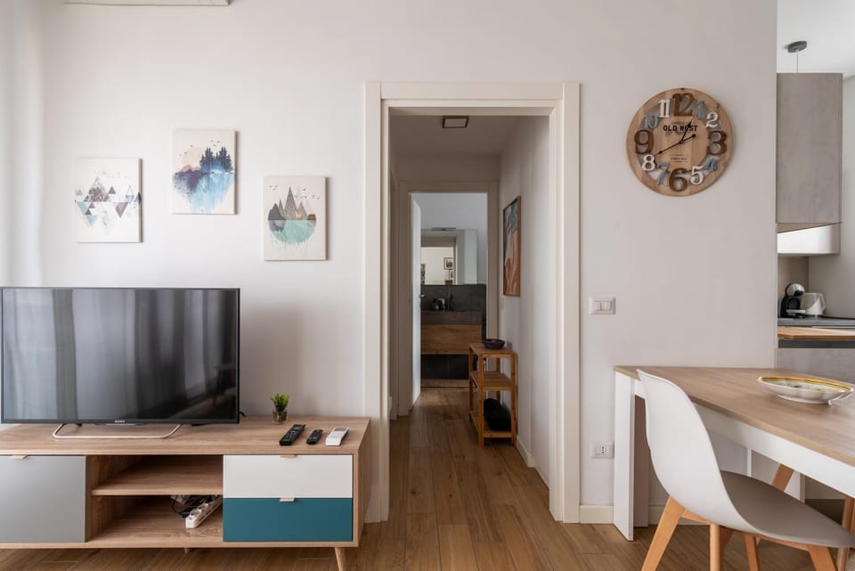 Day, TV and multimedia, Living room, Dining area