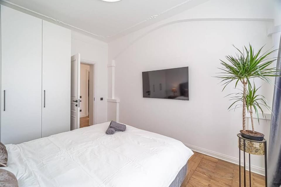 Bed, TV and multimedia, Bedroom, wardrobe