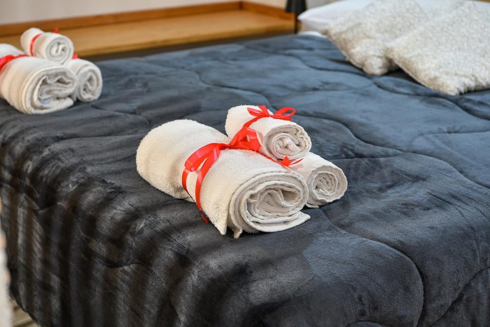 Bed, towels