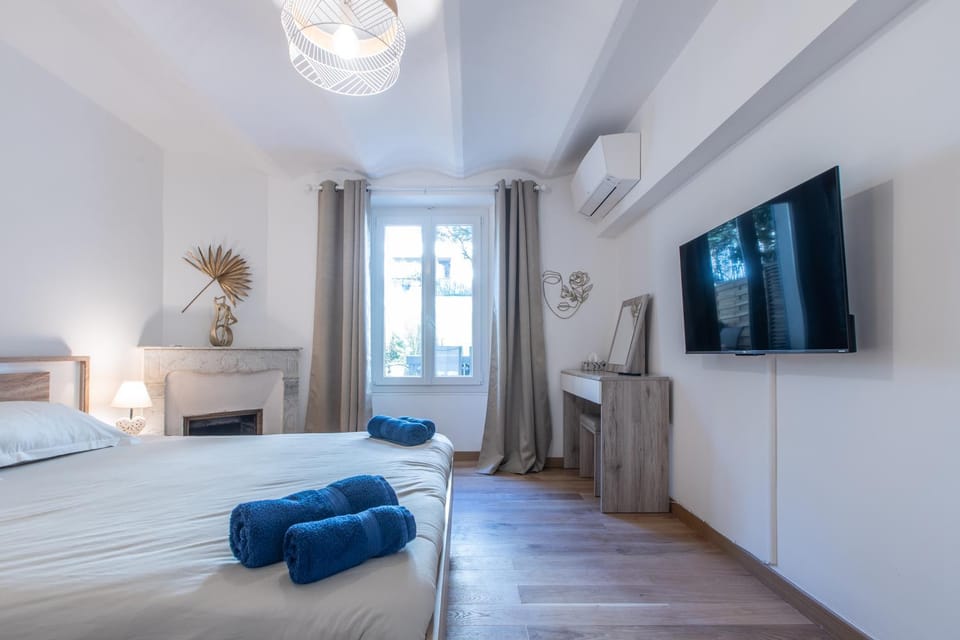Bed, TV and multimedia, Photo of the whole room, Bedroom, towels