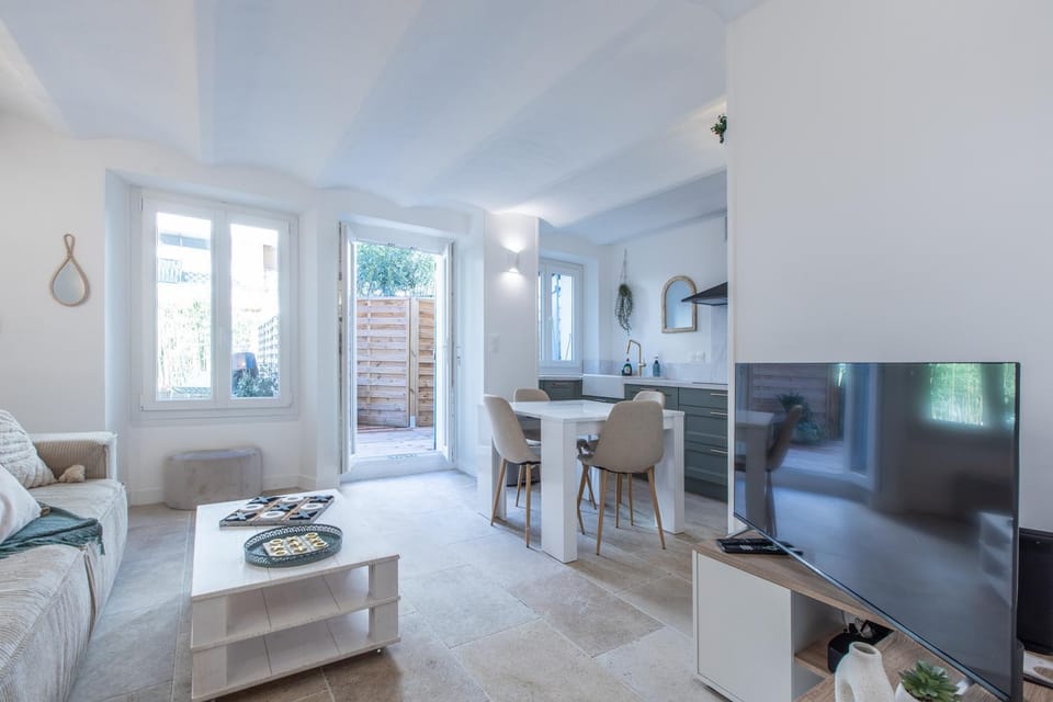 Communal lounge/ TV room, TV and multimedia, Kitchen or kitchenette, Living room, Seating area, Dining area, Evening entertainment