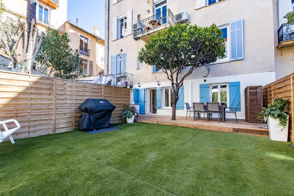 Property building, Day, Garden, Garden view, sunbed