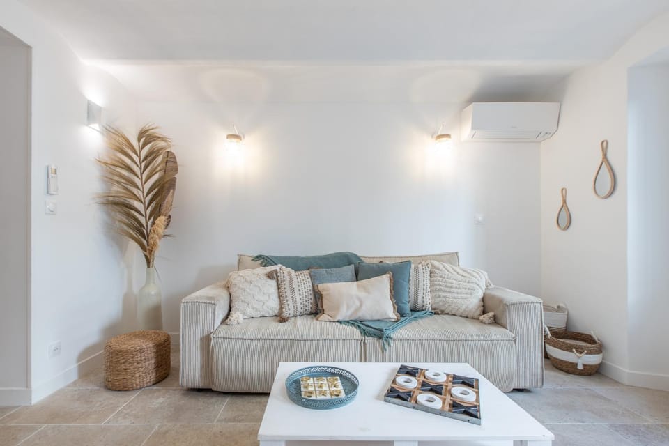 Living room, Seating area, air conditioner