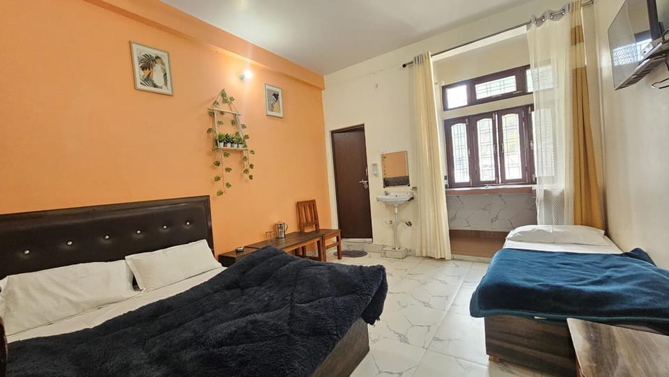 Bed, TV and multimedia, Living room, Photo of the whole room, Bedroom