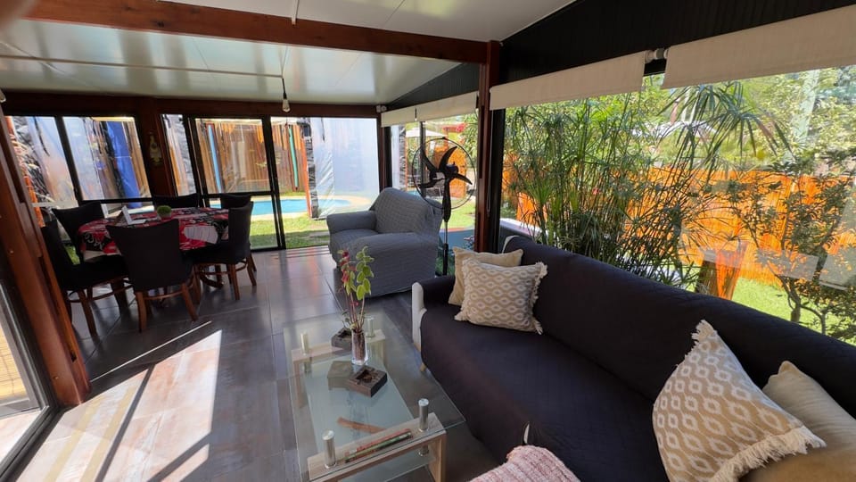 Casa con piscina climatizada cubierta, un refugio de paz tanto en invierno como en verano, a metros del mar y las sierras en Bella Vista-Piriápolis House in Maldonado Department, Uruguay
