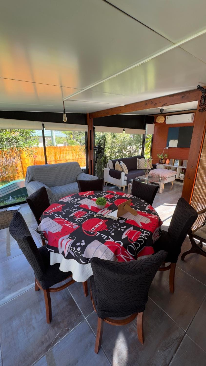 Casa con piscina climatizada cubierta, un refugio de paz tanto en invierno como en verano, a metros del mar y las sierras en Bella Vista-Piriápolis House in Maldonado Department, Uruguay