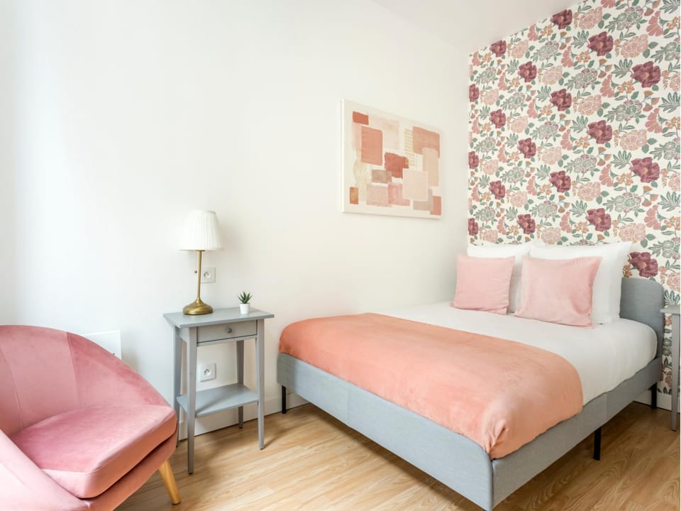 Bed, Photo of the whole room, Seating area, Bedroom