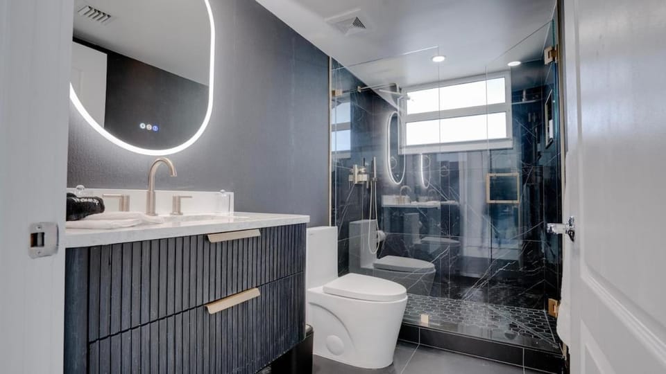 Iconic Sunset Views with Pool, Hot tub, GYM, and Parking Apartment in Brickell
