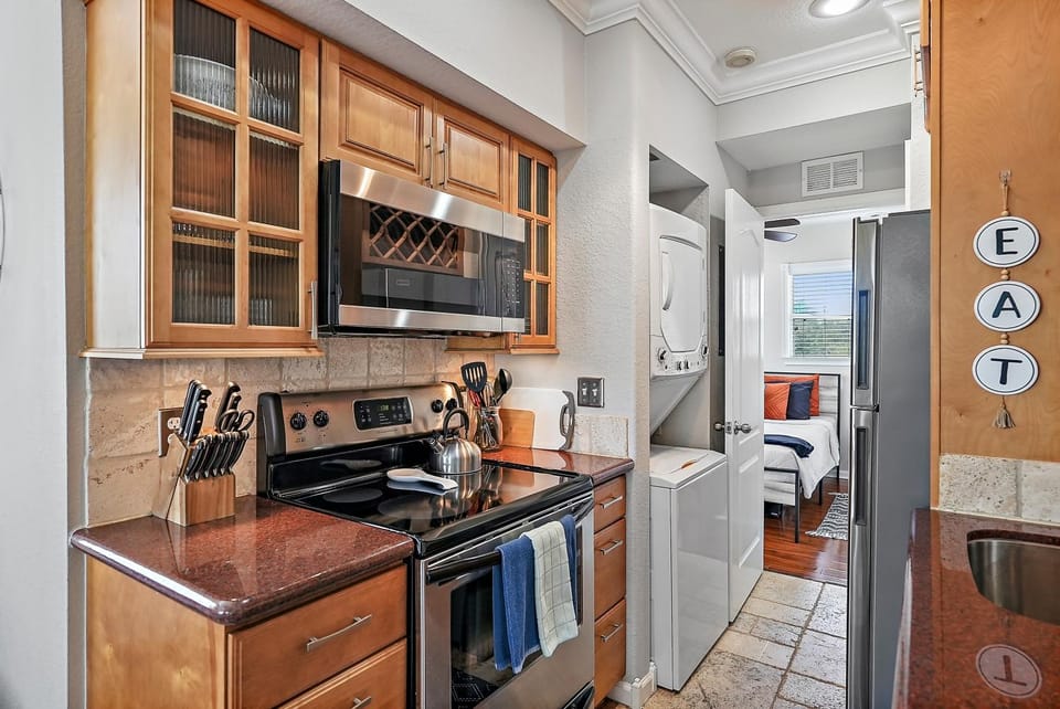 Coffee/tea facilities, Kitchen or kitchenette, dishwasher, microwave, oven, stove, toaster, washing machine