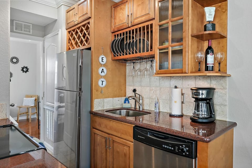 Kitchen or kitchenette, dishwasher, toaster