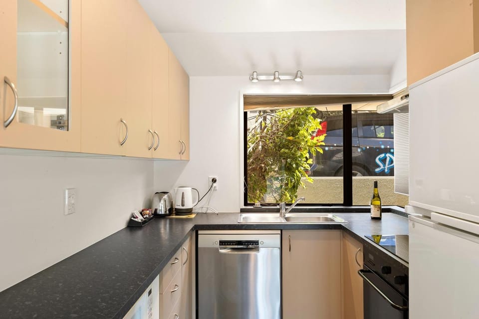 Coffee/tea facilities, Kitchen or kitchenette, Parking, dishwasher, oven, stove, toaster, kitchen