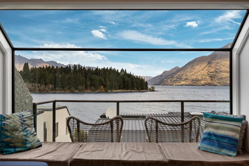 Natural landscape, View (from property/room), Balcony/Terrace, Living room, Seating area, Lake view, Mountain view