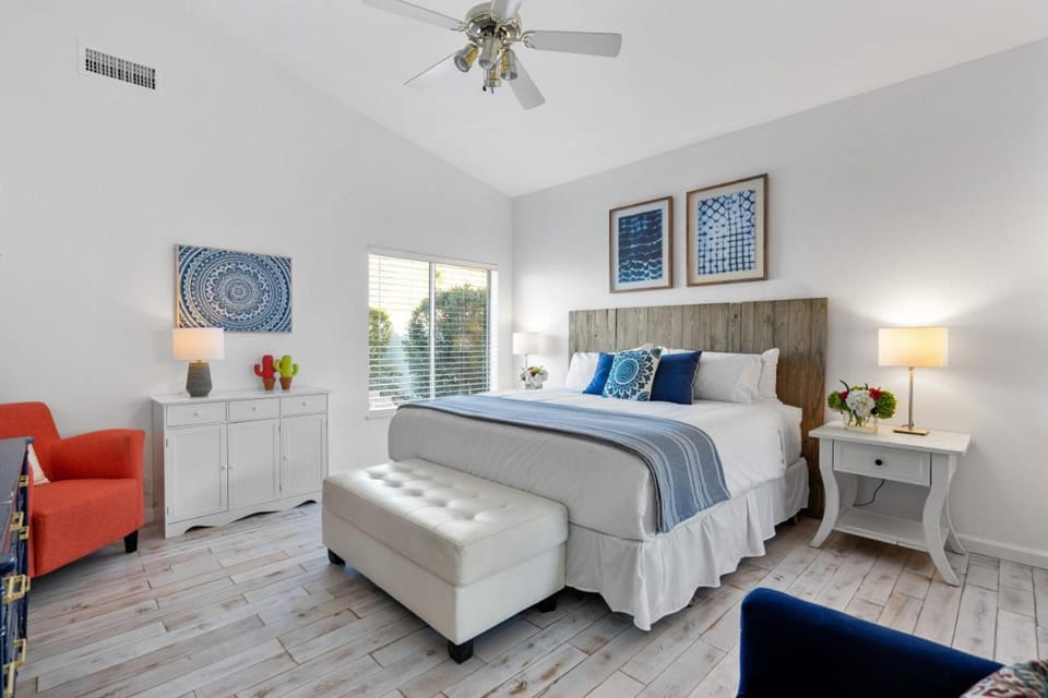Waterside - Lavish Lakeside Property with Heated Pool and Pontoon Boat House in Glendale