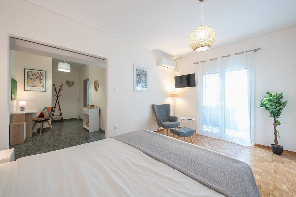 Bed, TV and multimedia, Living room, Photo of the whole room, Seating area, Bedroom, hair dresser