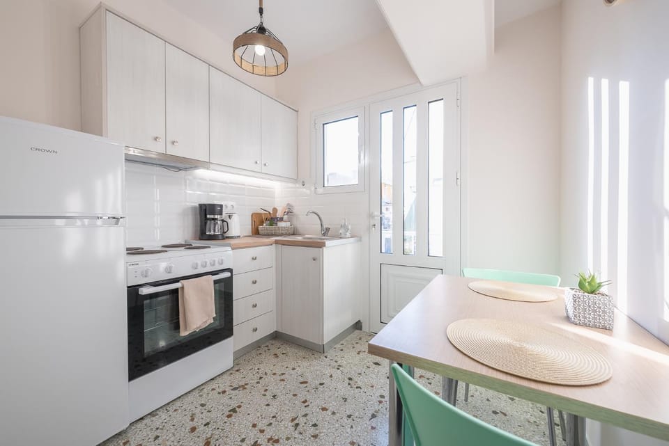 Kitchen or kitchenette, Dining area, pet friendly, stove, toaster