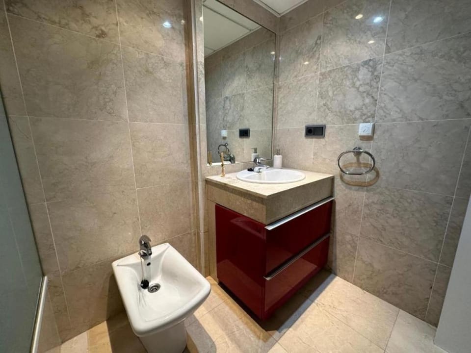 Moderno apartamento con preciosas vistas al mar en urbanización con piscina - Rio Real 11 2G Apartment in Marbella
