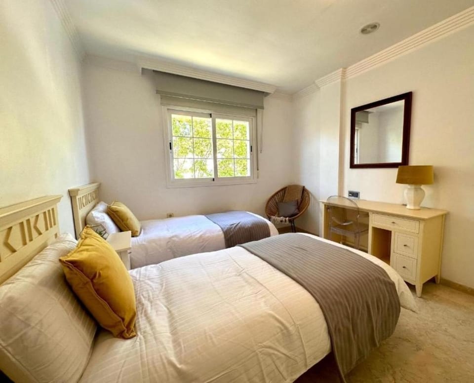 Moderno apartamento con preciosas vistas al mar en urbanización con piscina - Rio Real 11 2G Apartment in Marbella