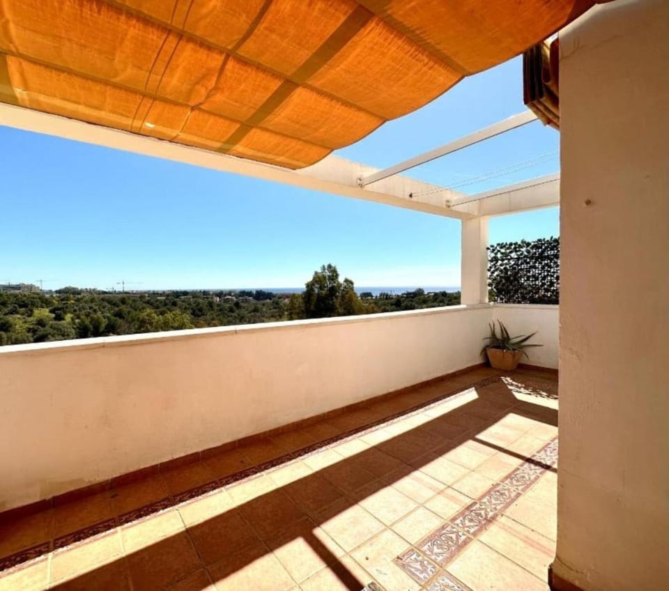 Moderno apartamento con preciosas vistas al mar en urbanización con piscina - Rio Real 11 2G Apartment in Marbella