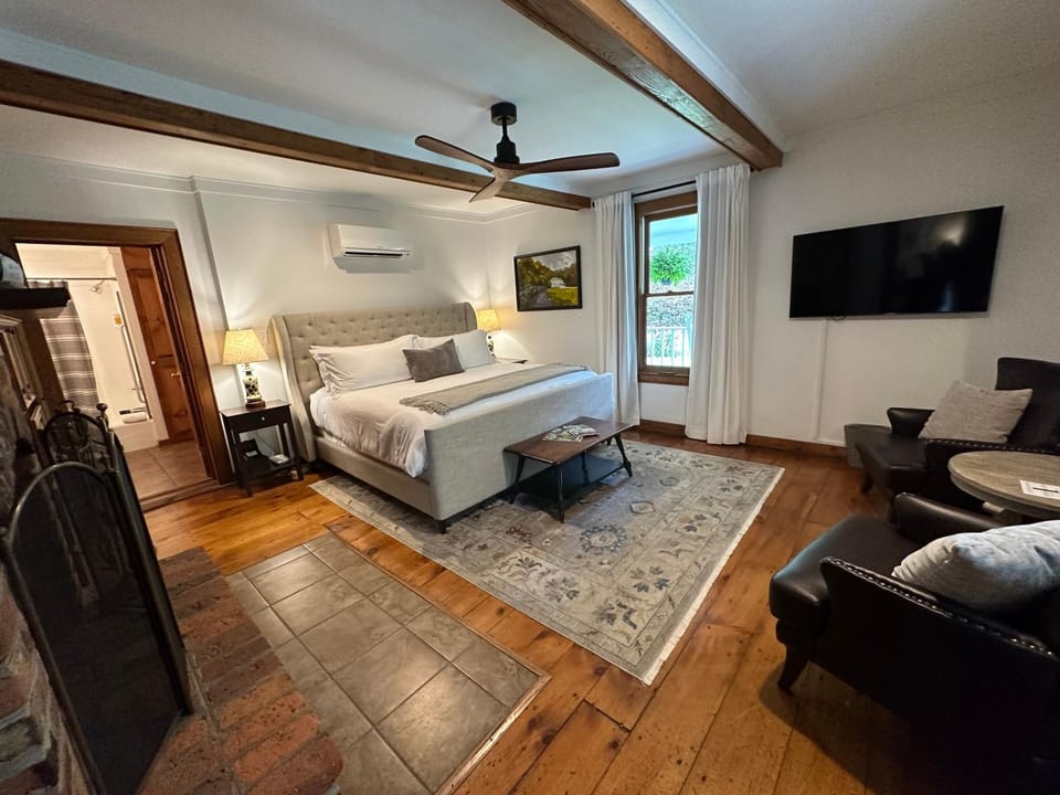 Bed, TV and multimedia, Photo of the whole room, Bedroom, fireplace