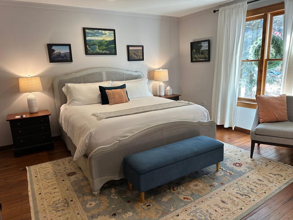 Bed, Seating area, Bedroom