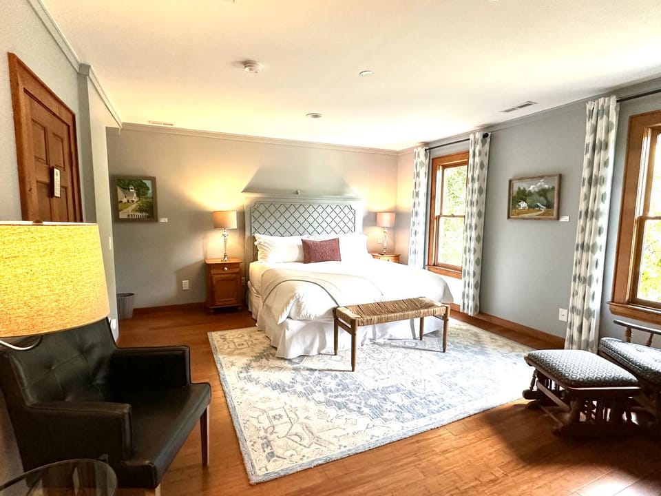 Bed, Seating area, Bedroom