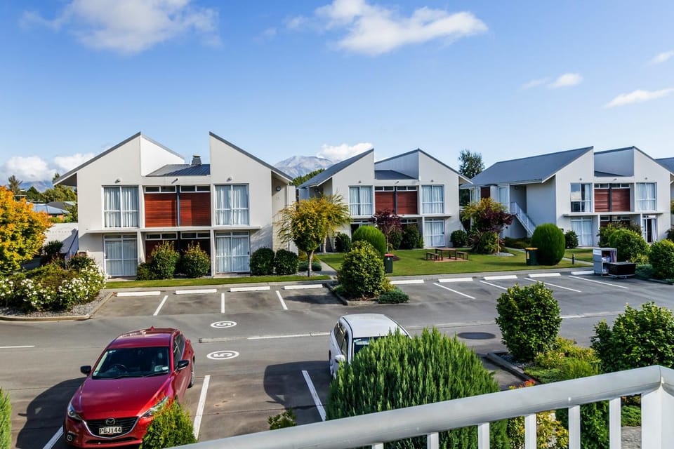 Property building, Day, Neighbourhood, Street view, Parking