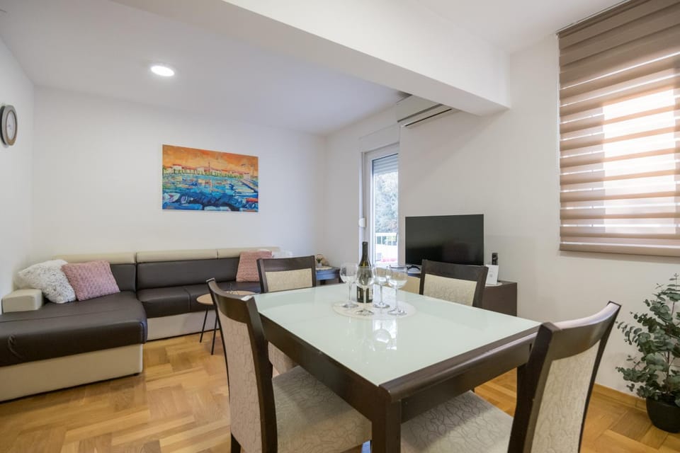 TV and multimedia, Living room, Dining area, air conditioner