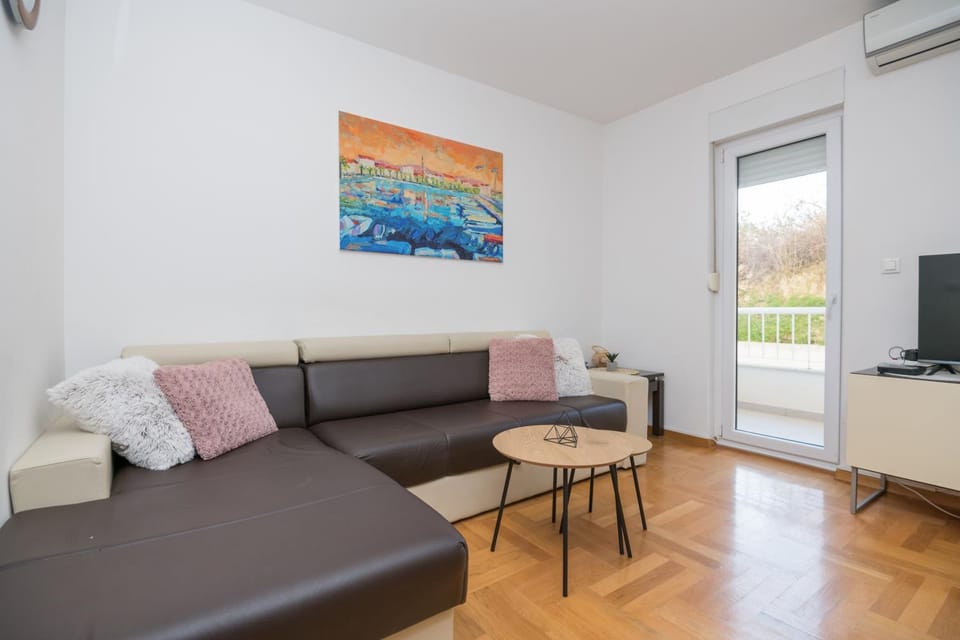 TV and multimedia, Living room, Seating area, air conditioner