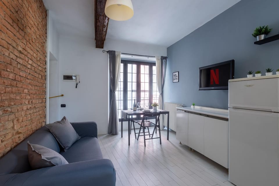 Day, TV and multimedia, Living room, Seating area, Dining area