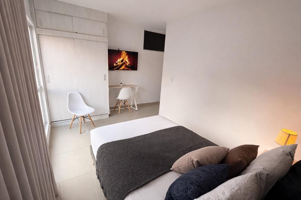 Bed, TV and multimedia, Living room, Photo of the whole room, Seating area, Bedroom