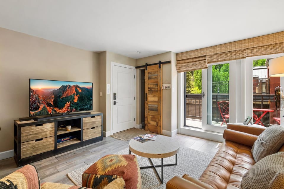 Ski In Out in Town! Ski Area Views, Fireplace, Hot Tub condo Apartment in Telluride