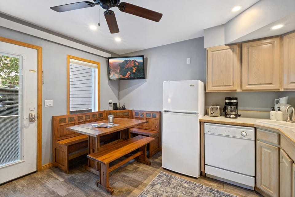 Ground Floor on River Trail, Walk to Ski condo Apartment in Telluride