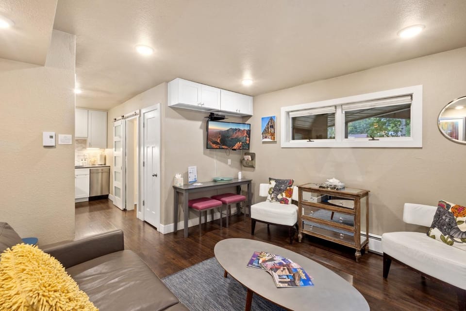 Walk to Ski, Stylish & Bright! Ground Floor, Hot Tub, Pool condo Apartment in Telluride