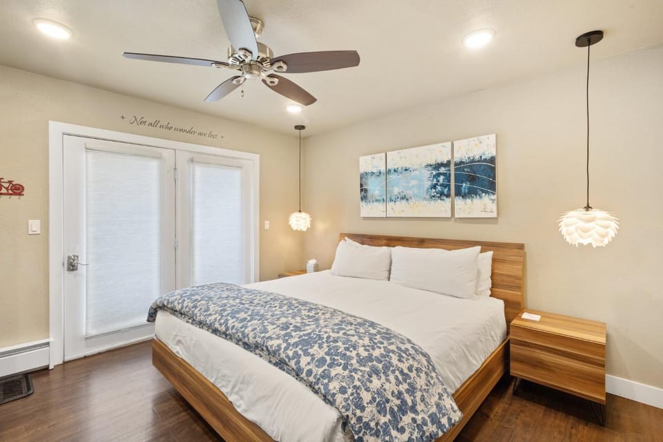 Walk to Ski, Stylish & Bright! Ground Floor, Hot Tub, Pool condo Apartment in Telluride