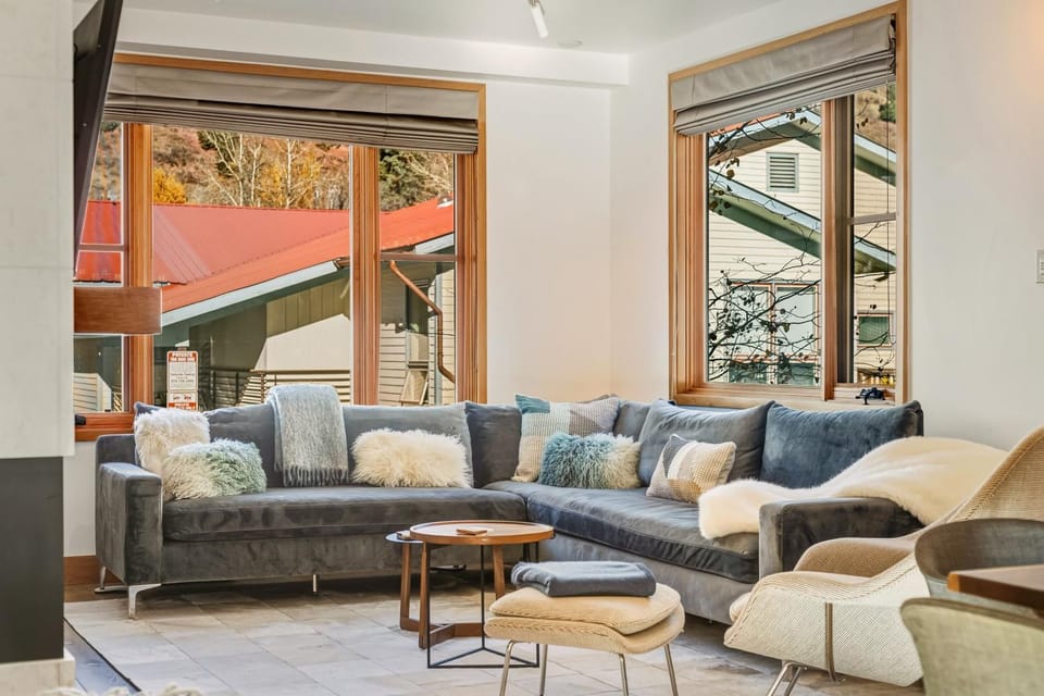 Luxury Townhome On Depot, 3 Mins Walk To Main St Gondola, Heated Garage, Private Roof Top Hot Tub, townhouse House in Telluride