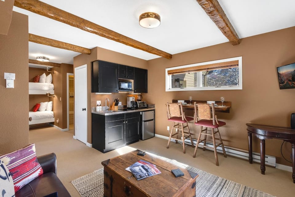 Ski trip value! Walk everywhere, hot tub, top floor condo Apartment in Telluride