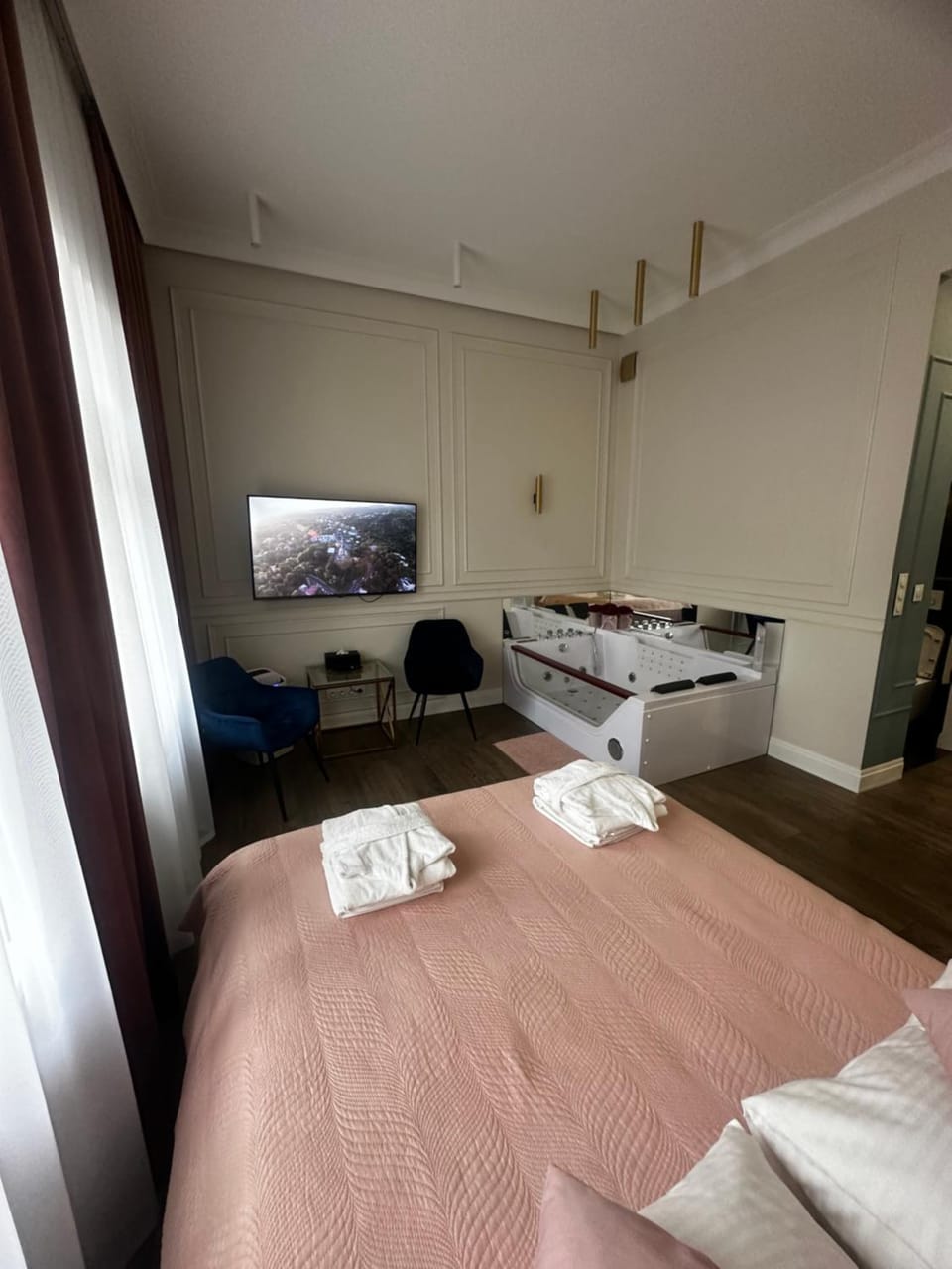 Bed, Hot Tub, TV and multimedia, Photo of the whole room, Bedroom