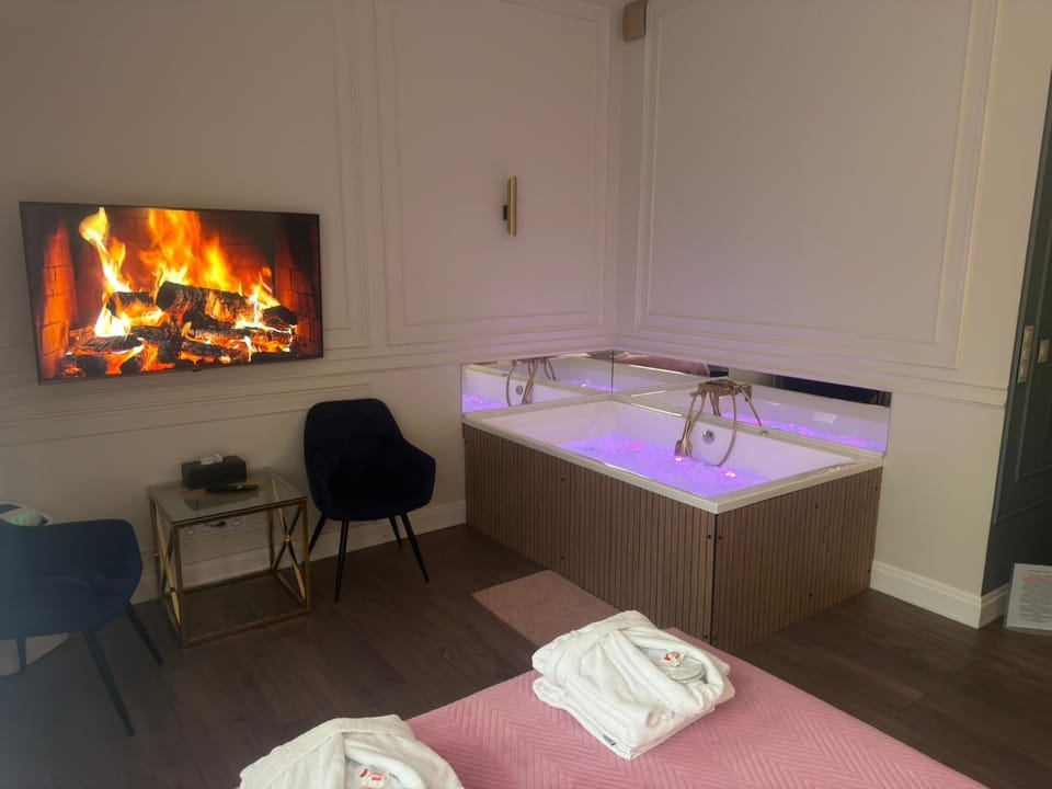 Bed, Hot Tub, TV and multimedia, Photo of the whole room, Bedroom