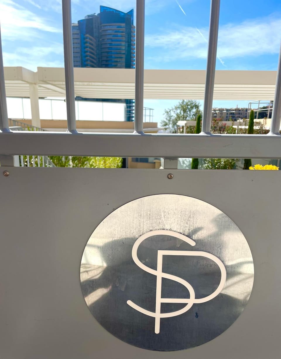 Luxueux Studio Neuf - Frontière Monaco - Piscine - Parking privé Apartment in Monaco