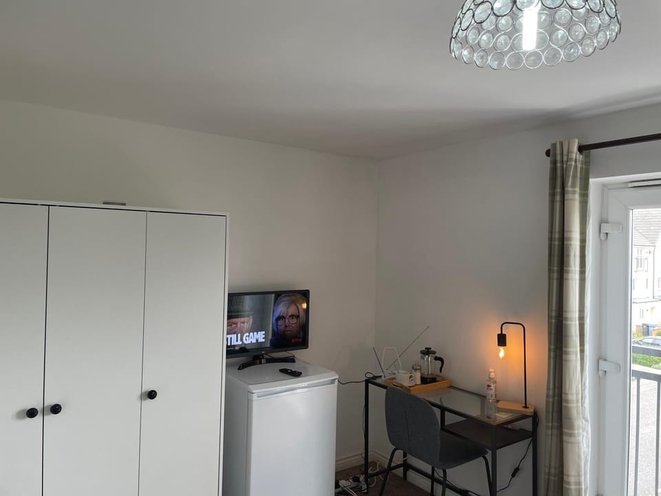 Spacious 4 Large Bedrooms Thurrock Grays 3 baths 1 ensuite Netflix Free Parking House in Grays