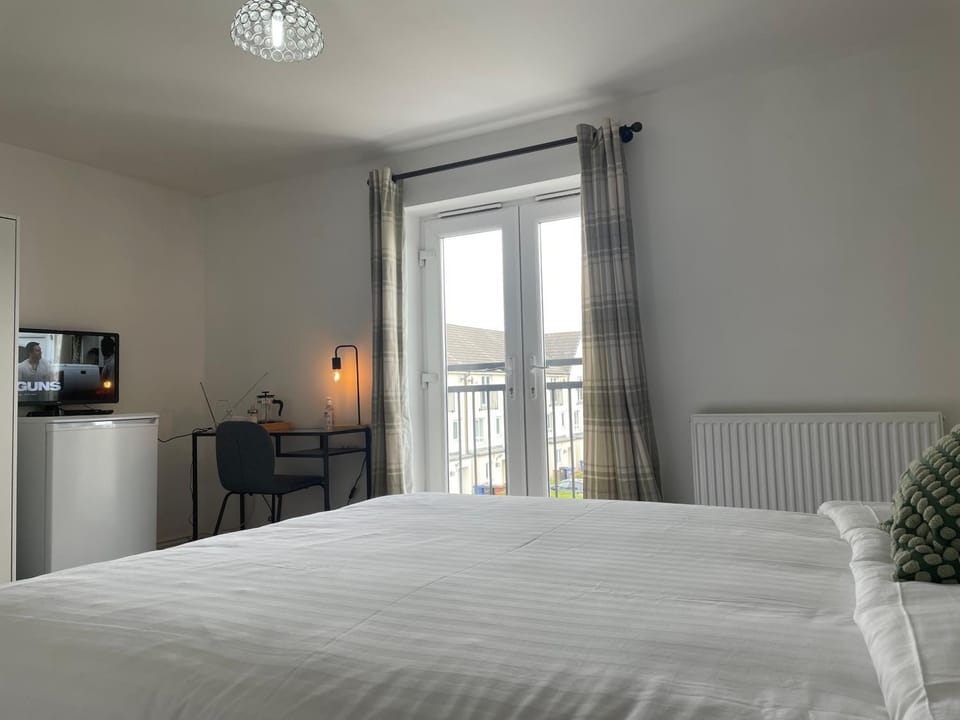 Spacious 4 Large Bedrooms Thurrock Grays 3 baths 1 ensuite Netflix Free Parking House in Grays