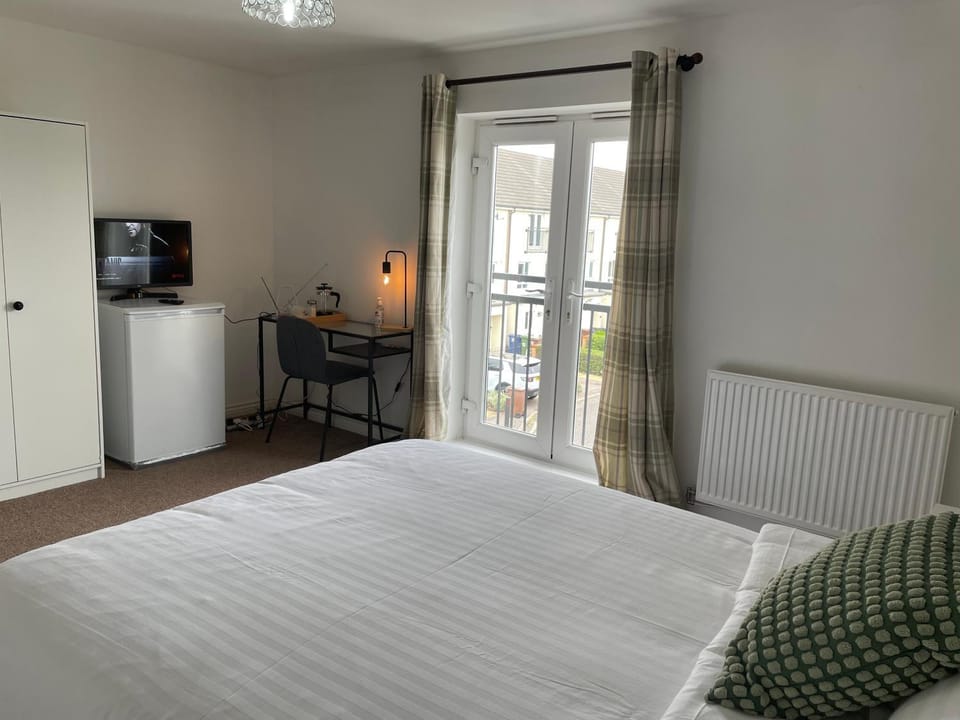 Spacious 4 Large Bedrooms Thurrock Grays 3 baths 1 ensuite Netflix Free Parking House in Grays