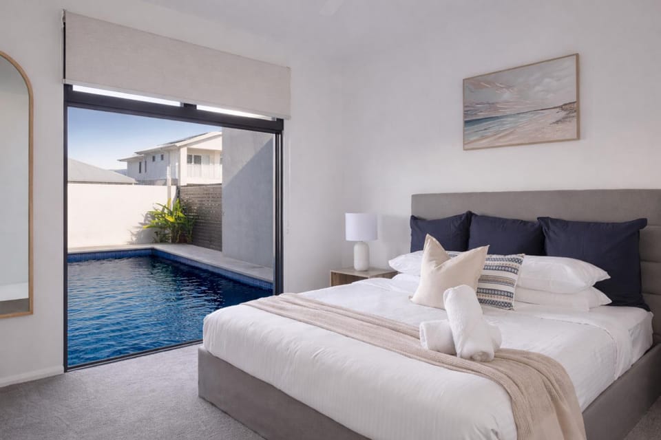 Heated Pool, Pet Friendly, Park across the Road, Walk to Cafes House in Pelican Waters
