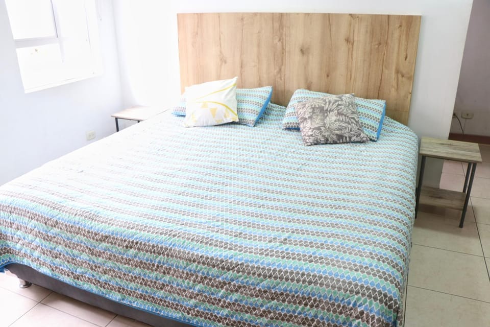Acogedor apartaestudió norte cama king cerca Av de los estudiantes Apartment in Pasto