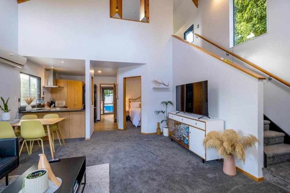 Little Black Ski Chalet | Central, WiFi, Families! Chalet in Canterbury