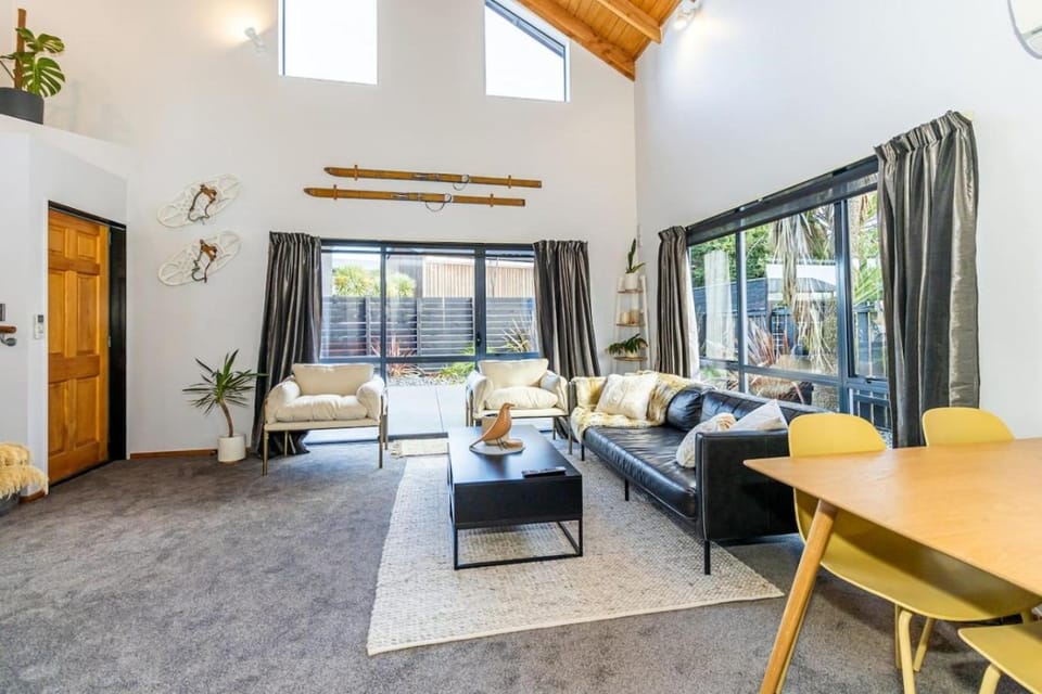 Little Black Ski Chalet | Central, WiFi, Families! Chalet in Canterbury