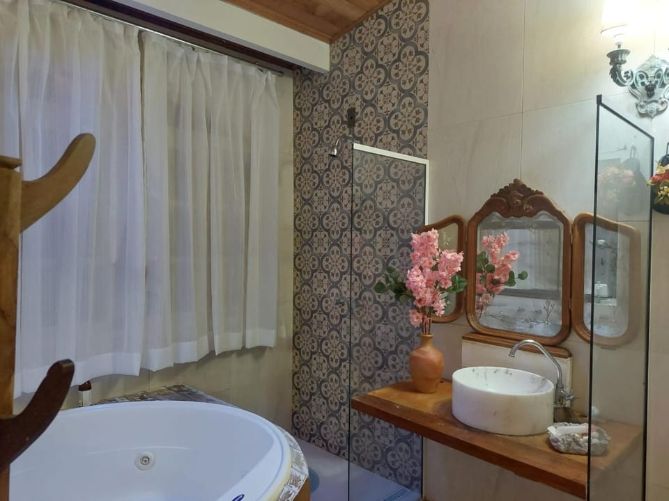 Hot Tub, Bathroom