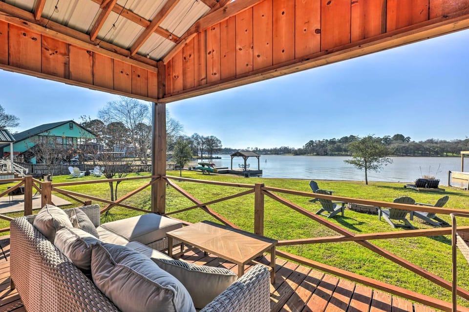 New-Build Waterfront Cabin, Lake Conroe Cabin in Lake Conroe