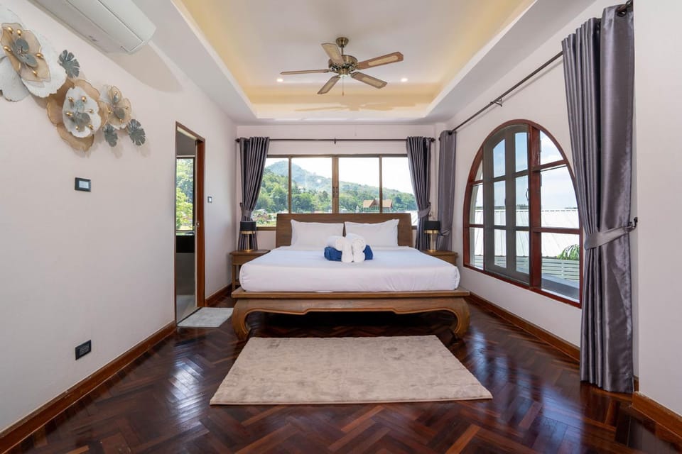 Bed, Photo of the whole room, Bedroom, fireplace